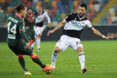 Tolgay Arslan dell'Udinese (D) e Jacopo Petriccione (S) del Crotone si contendono un pallone.
