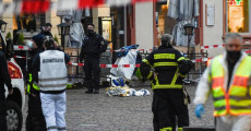 Polizia e ambulanze nella zona dell'incidente.