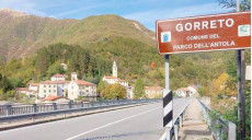 L'indicazione stradale all'ingresso del Comune di Gorreto.