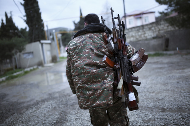 Nagorno Karabaj, soldado con armas al hombro