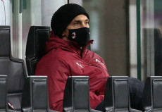 Lo svedese Zlatan Ibrahimovic seduto in panchina.