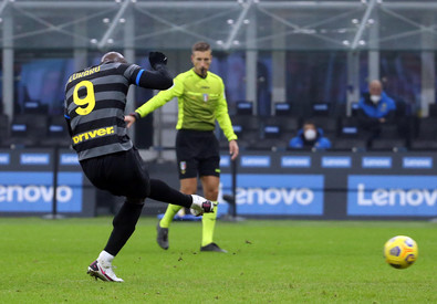 Lukaku segna il, rigore della vittoria dell'Inter sul Napoli.