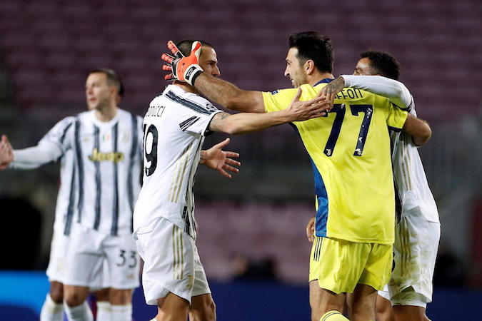 Gianluigi Buffon ( festeggia con i compagni di squadra la vittoria 3-' sul Camp Nou contro il Barcellona