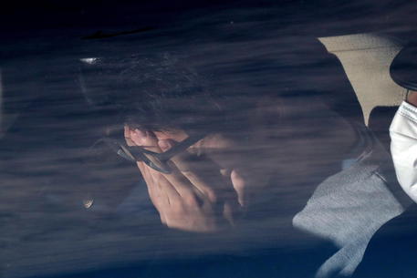 Il "killer di Twitter" Takahiro Shiraishi si copre il volto dentro un auto della polizia a Tokyo,