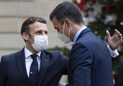 Il presidente francese Emmanuel Macron e il primo ministro spagnolo Pedro Sanchez.