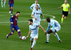 Leo Messi fra tre avversari nella partita contro il Valencia mette a segno il gol numero 643.