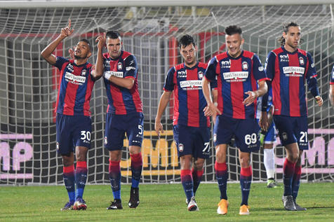 Junior Messias festeggiato dai compagni del Crotone dopo il primo gol al Parma.