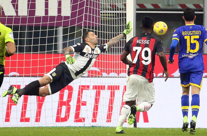 Un intervento del portiere del Parma Luigi Sepe nella partita al Meazza contro il Milan.