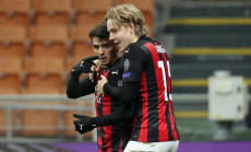 Brahim Diaz e Jens Petter Hauge festeggiano il gol che porta a 4-2 il risultato di Milan-Celtic al Meazza.