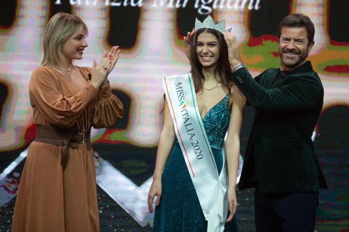 Martina Sambucini, Miss Italia n. 81, eletta in un'edizione speciale condotta da Alessandro Greco e Margherita Praticò.