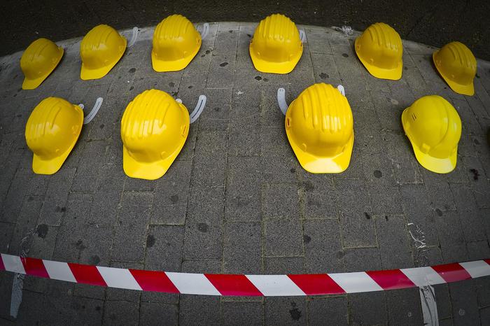 Iniziativa sindacale della Cisl di Napoli nella giornata mondiale per la sicurezza sul lavoro con l'esposizione su un marciapiede di 27 caschi gialli
