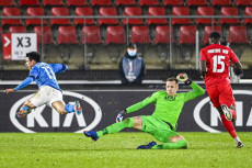 Così il portiere Marco Bizot e il difensore Bruno Martins fermano Hirving Lozano nella partita del Napoli contro l'AZ Alkmaar.