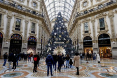 Albero di Natale in Galleria a Milano e poche persone per effetto delle restrizioni anti-Covid.
