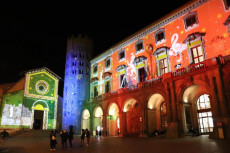 Il Natale a Orvieto è arte e bellezza. Quella proiettata sulle facciate dei principali palazzi della città e la grande stella in piazza Duomo.