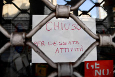 Il cartello che avverte la cessata attività di un negozio in pieno centro a Genova.