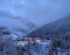 La neve continua a cadere copiosa a Rocca Pietore, sulle Dolomiti bellunesi