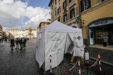 Tenda in Piazza di Spagna (Roma) dove effettuare test anti-Covid.
