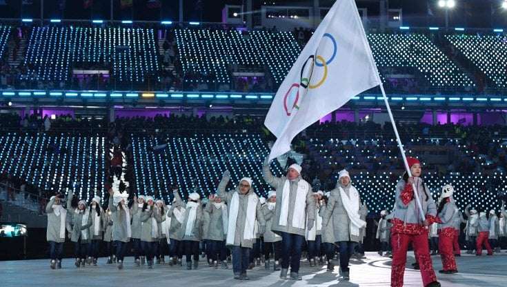 Gli atleti russi sfilano dietro la bandiera olimpica alla cerimonia inaugurale di PyeongChang 2018.