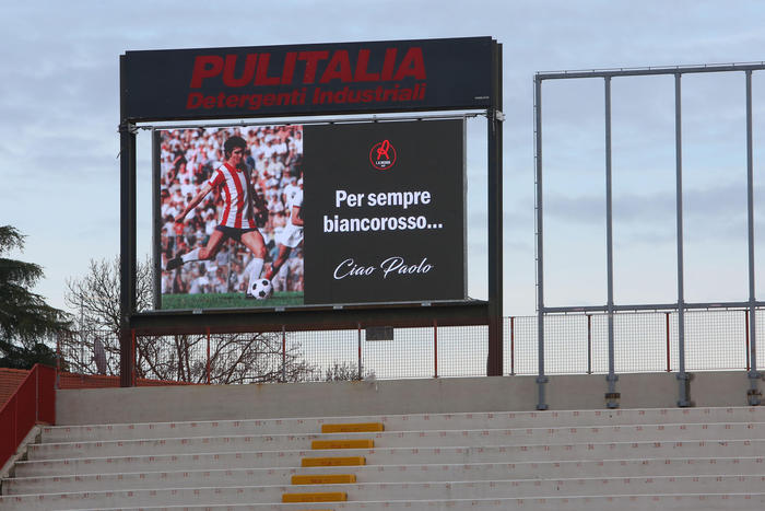 Il tabellone dello stadio Romeo Menti a Vicenza, trasmormato in camera ardente per il saluto dei tifosi al feretro di Paolo Rossi