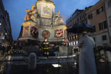Papa Francesco in preghiera davanti alla statua dell'Immacolata in Piazza di Spagna a Roma.