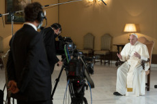 Papa Francesco durante le riprese della docu-serie di Netflix.