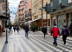 Persone a passeggio nel centro di Pescara
