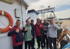 I pescatori italiani liberati saltuiano con il pollice in alto. (ANSA)