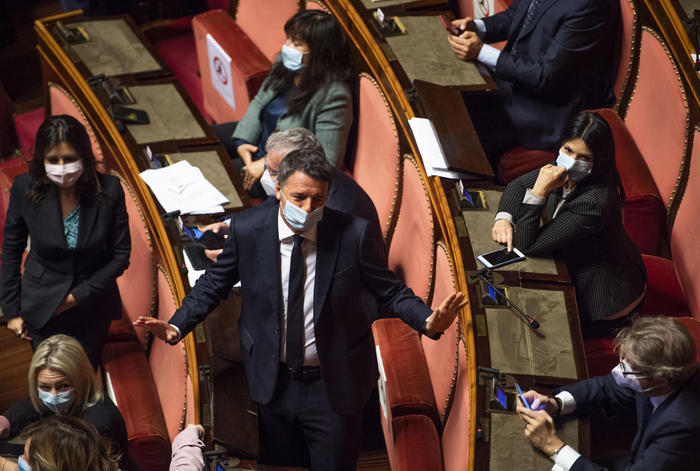 Il leader di Italia Viva, Matteo Renzi, a margine del voto alla risoluzione di maggioranza che autorizza il nuovo scostamento di bilancio, nell'Aula del Senato, Roma