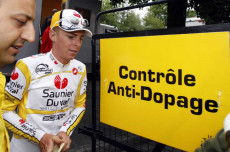 L'ex ciclista Riccardo Riccó in un controllo antidoping dopo avert vinto la nona tappa nel Tour de France del 2008 a Bagneres de Bigorre.