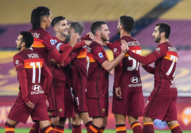 I giocatori della Roma festeggiano la vittoria sul Torino. (ANSA)