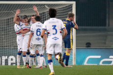 Valerio Verre festeggia sopo aver segnato il secondo gol al Verona.