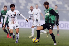 Manuel Locatelli (D) in azione durante una partita del Sassuolo contra Benevento.