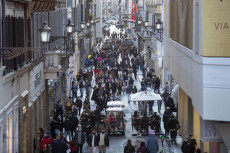 Nonostante le restrizioni anti-Covid una strada del centro di Roma affollata per lo shopping