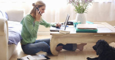 Una donna al lavoro in casa.