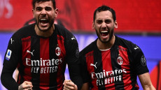 La gioia di Theo Hernandez e Hakan Calhanoglu dopo la rete della vittoria segnata alla Lazio.