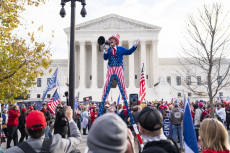 Simpatizzanti del presidente Donald Trumpo manifestano davanti alla Palazzo della Corte Suprema USA