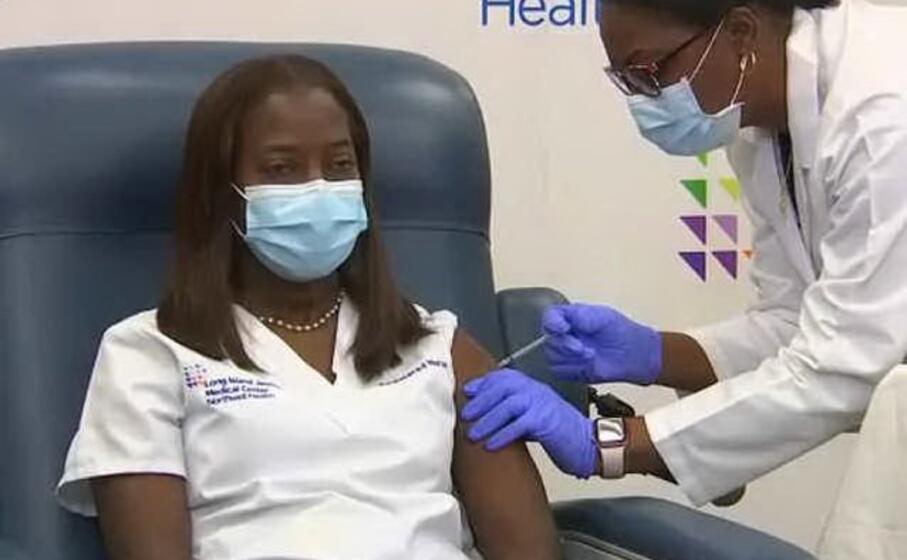 L'infermiera afroamericana di terapia intensiva del Long Island Jewish Medical Center nel Queens,Sandra Lindsay, riceve la prima dosi del vaccino negli Stati Uniti.