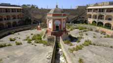 La cappella centrale, punto di osservazione su tutte le celle dell' ex-carcere borbonico dell'isola di Santo Stefano, operativo dal 1795 al 1965. Isola di Santo Stefano (LT)