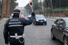 Un vigile urbano di servizio a Roma.