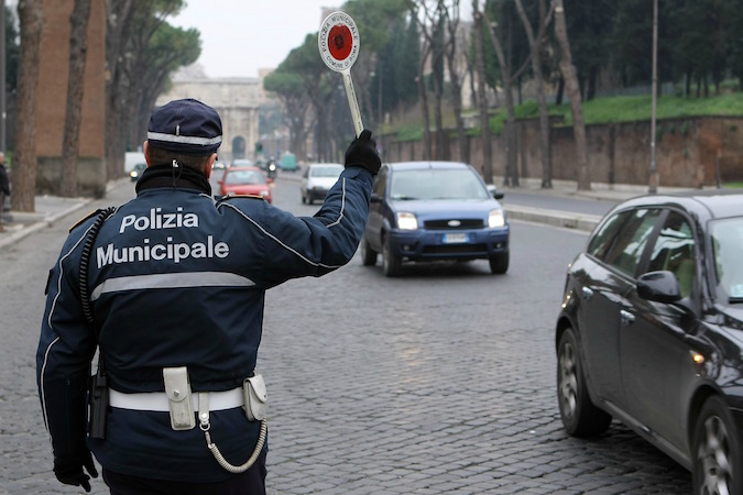 Un vigile urbano di servizio a Roma.