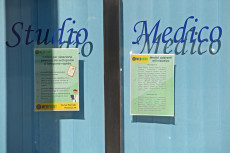 L'ingresso di uno studio medico a Roma con le indicazioni anti.Covid.