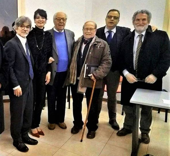 Attilio Cecchini durante l'evento a Villa Sant'Angelo circandato da alcuni amici tra cui Goffredo Palmerini, Amedeo Di Lodovico e Mauro Bafile.