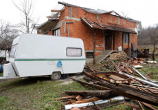 Casa con parte del tetto caduto in Petrinja.