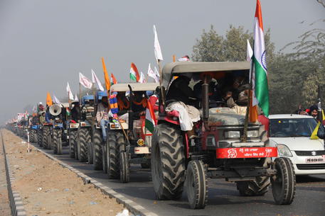 Contadini indiani manifestaqno con trattori contro la riforma agricola a Nuova Delhi.
