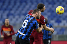 Contrasto tra Edin Dzeko e Stefan de Vrij (L) nellapartita Roma-Inter all'Olimpico finita 2-2.
