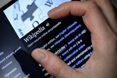 Il logo di Wikipedia sullo schermo di un iPad.