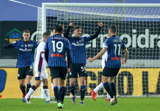 Sutalo e compagni esultano dopo il terzo gol dell'Atalanta.