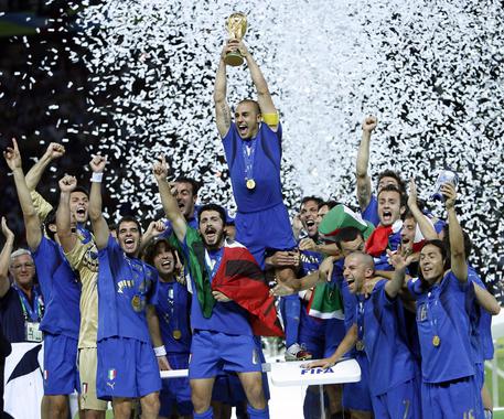Il capitano della Nazionale, Fabio Cannavaro, alza al cielo la Coppa del Mondo, tra i compagni di squadra, al termine della finale del Mondiale 2006 tra Italia a Francia, all'Olympiastadion di Berlino