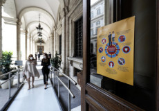 Un cartello con misure di sicurezza anticovid appeso a Palazzo Koch.