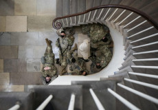 Militari della guardia nazionale riposano all'interno del Congresso a Washington.